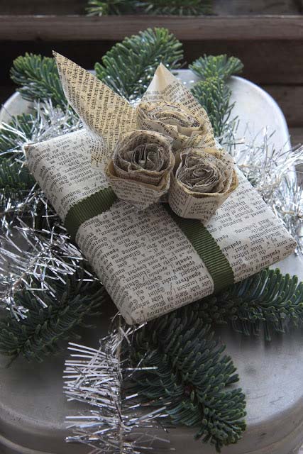 Newspaper Christmas Gift Wrapping Paper #Christmas #diy #gift #wrapping #decorhomeideas