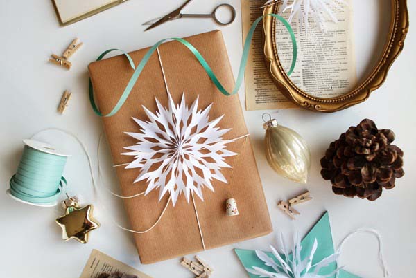 Paper Snowflakes #Christmas #diy #gift #wrapping #decorhomeideas