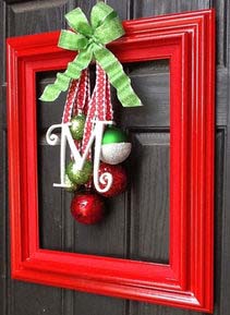 Picture Frame Christmas Door Hanger #Christmas #diy #wreath #decorhomeideas