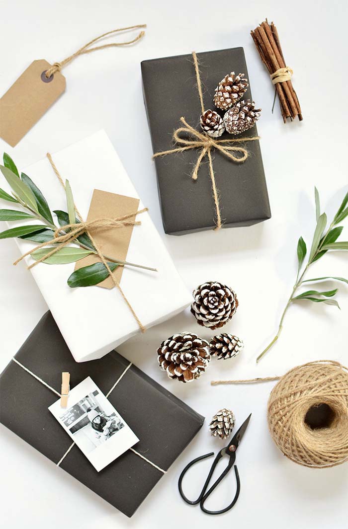 Pinecone Christmas Gift Wrap #Christmas #diy #gift #wrapping #decorhomeideas