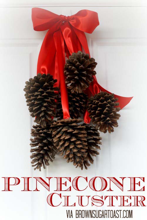 Pinecone Cluster Door Hanger #Christmas #diy #wreath #decorhomeideas