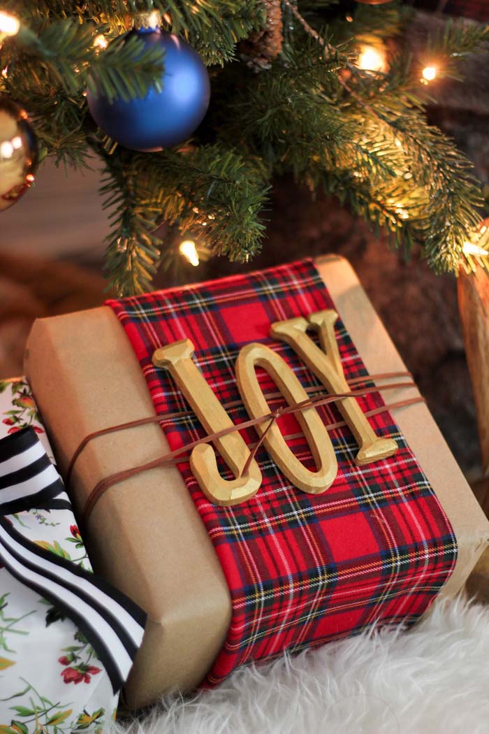 Plaid Christmas Gift Wrap #Christmas #diy #gift #wrapping #decorhomeideas