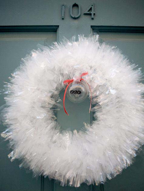 Plastic Christmas Wreath #Christmas #diy #wreath #decorhomeideas