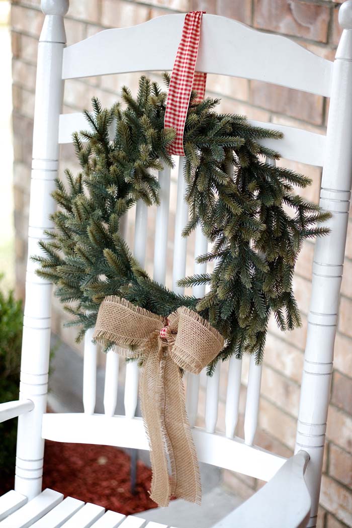 Porch Chair Wreath #Christmas #natural #decoration #decorhomeideas