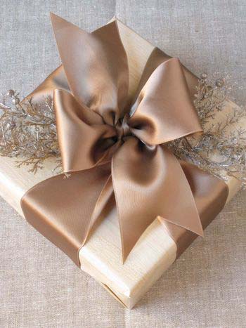 Pretty Christmas Bow Tutorial #Christmas #diy #gift #wrapping #decorhomeideas