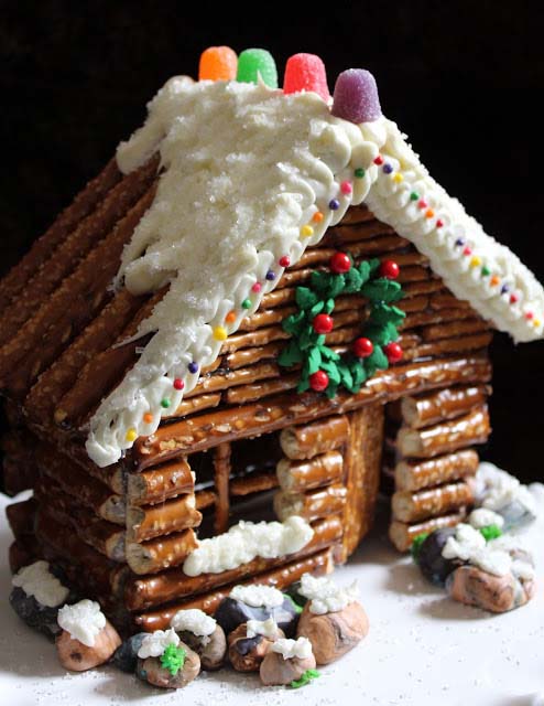 Pretzel Gingerbread Cabin #Christmas #gingerbread #house #decorhomeideas