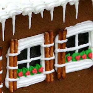 Pretzel Windows #Christmas #gingerbread #house #decorhomeideas