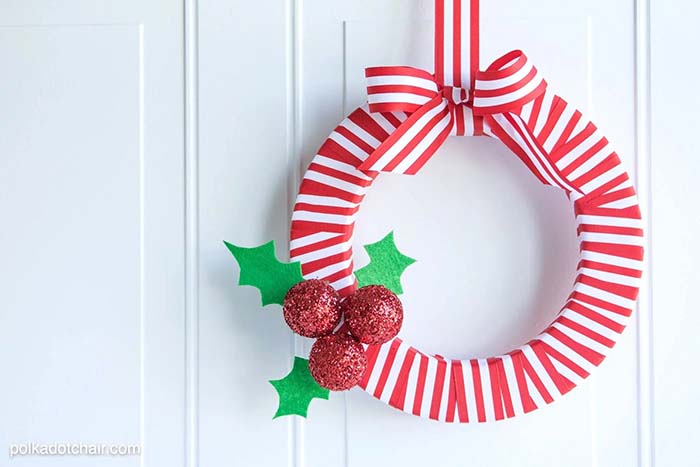 Red White Diy Christmas Wreath #Christmas #diy #wreath #decorhomeideas