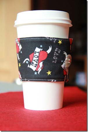 Reversible Coffee Cup Sleeve #Christmas #diy #stocking #stuffer #decorhomeideas