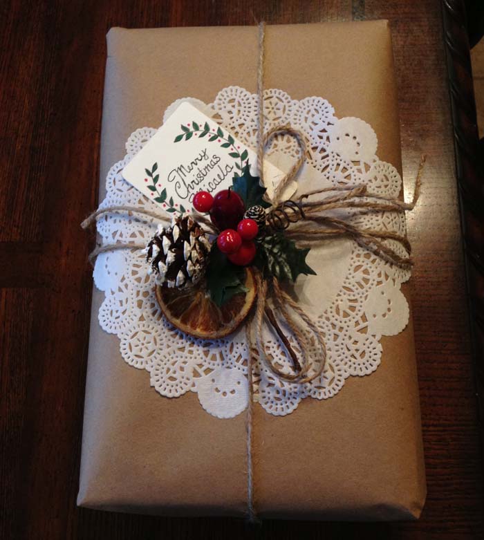 Rustic Doily Gift Wrap #Christmas #diy #gift #wrapping #decorhomeideas