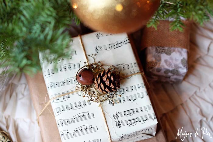 Rustic Sheet Music Gift Wrap #Christmas #diy #gift #wrapping #decorhomeideas