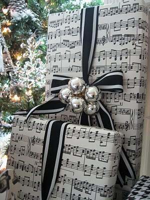 Sheet Music Gift Wrapping #Christmas #diy #gift #wrapping #decorhomeideas