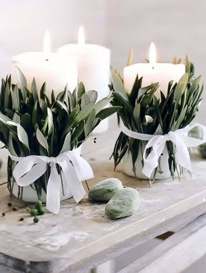 Simple Holiday Decor Eucalyptus Candles #Christmas #natural #decoration #decorhomeideas