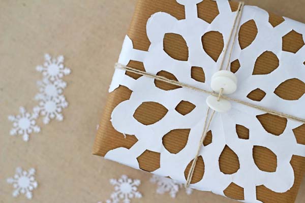 Snowflake Christmas Gift Wrapping #Christmas #diy #gift #wrapping #decorhomeideas