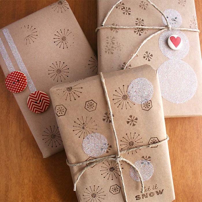 Snowman Stamped Gift Wrapping #Christmas #diy #gift #wrapping #decorhomeideas