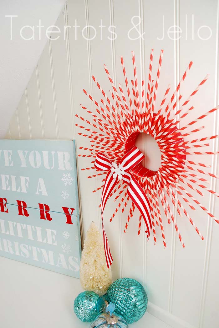 Striped Straw Wreath #Christmas #diy #wreath #decorhomeideas