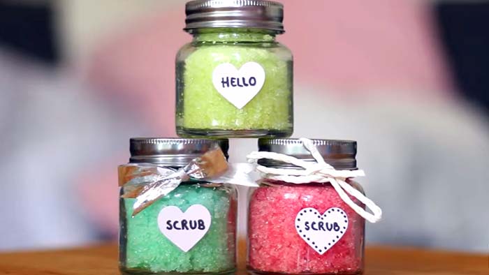 Super Cheap Easy To Make Homemade Lip Scrubs #Christmas #diy #stocking #stuffer #decorhomeideas