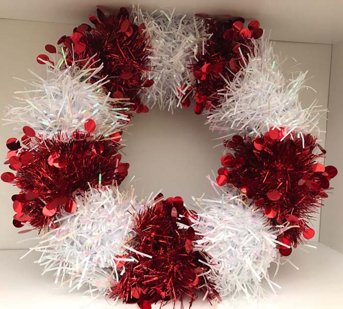 Tinsel Garland Wreath #Christmas #diy #wreath #decorhomeideas