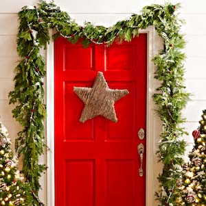 Twine Star on Red Front Door #Christmas #diy #wreath #decorhomeideas