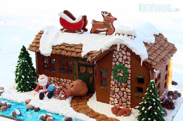 Up on the Rooftop Gingerbread House #Christmas #gingerbread #house #decorhomeideas