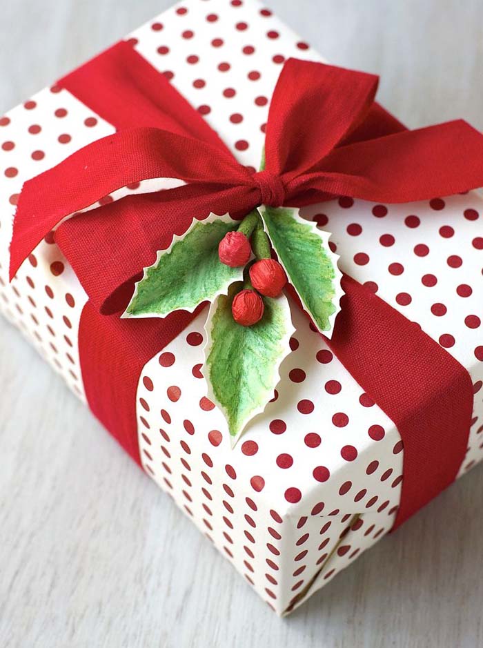 Watercolor Holly Gift Topper #Christmas #diy #gift #wrapping #decorhomeideas