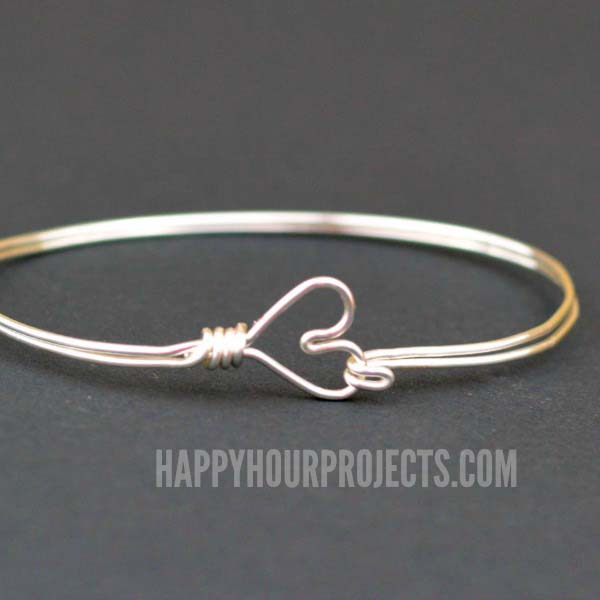 Wire Wrapped Heart Bangle #Christmas #diy #stocking #stuffer #decorhomeideas