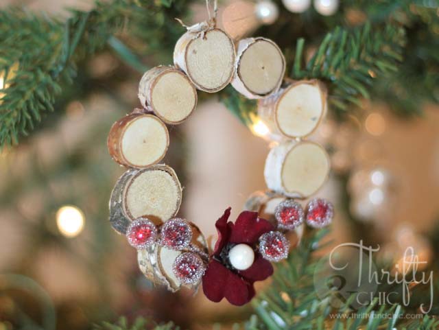 Wood Slice Wreath Ornament #Christmas #natural #decoration #decorhomeideas