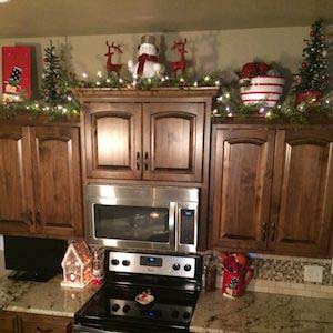 Above Kitchen Cabinet Decorations #Christmas #kitchen #decoration #decorhomeideas