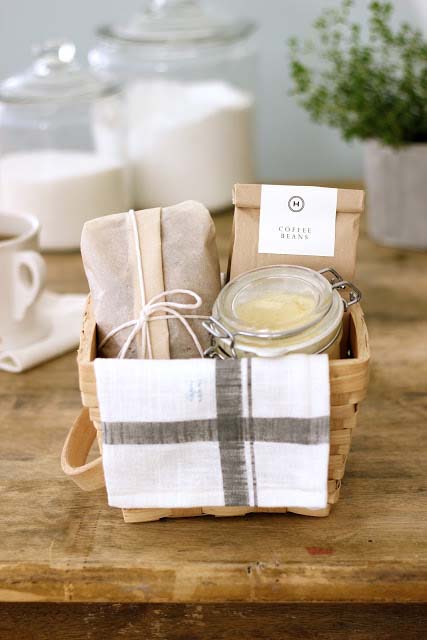 Banana Bread and Honey Butter #Christmas #diy #basket #gift #decorhomeideas