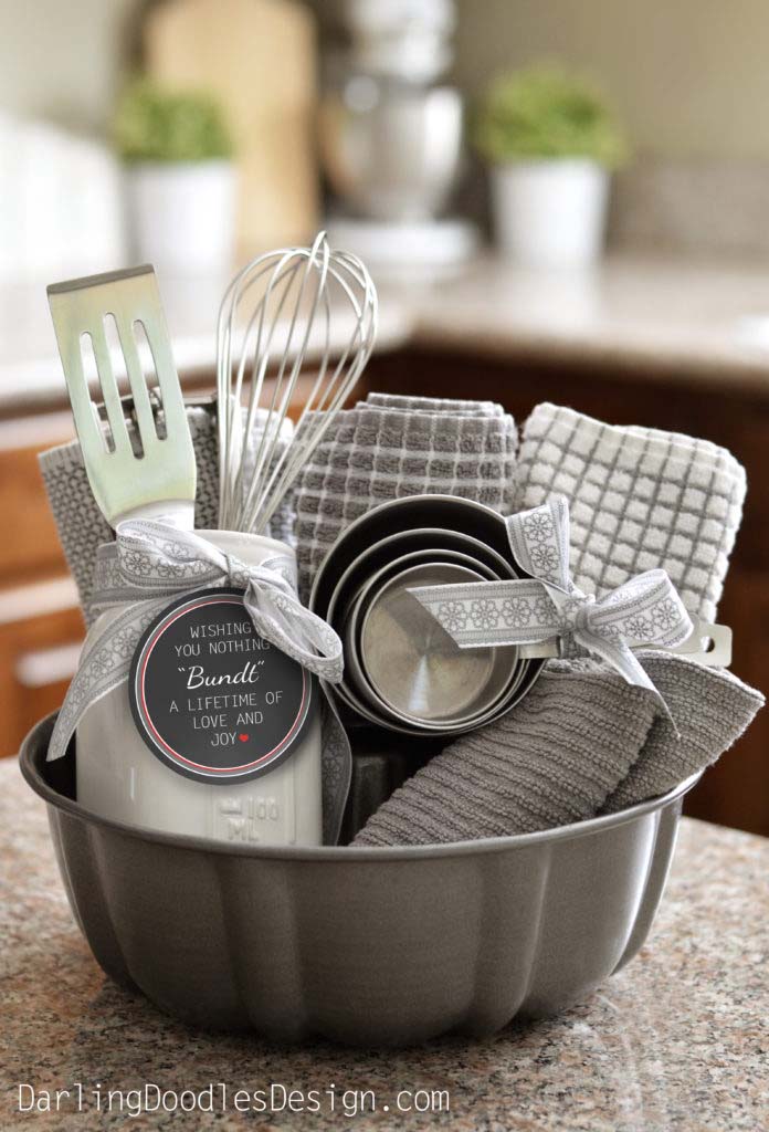 Bundt Cake Gift Basket #Christmas #diy #basket #gift #decorhomeideas