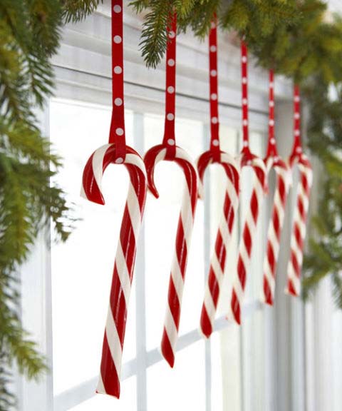 Candy Canes Hanging from Window #Christmas #kitchen #decoration #decorhomeideas