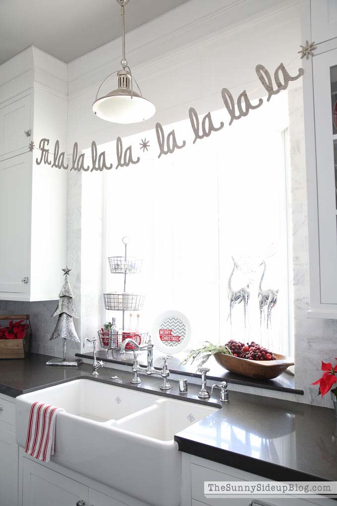 Christmas Banner for Kitchen Window #Christmas #kitchen #decoration #decorhomeideas