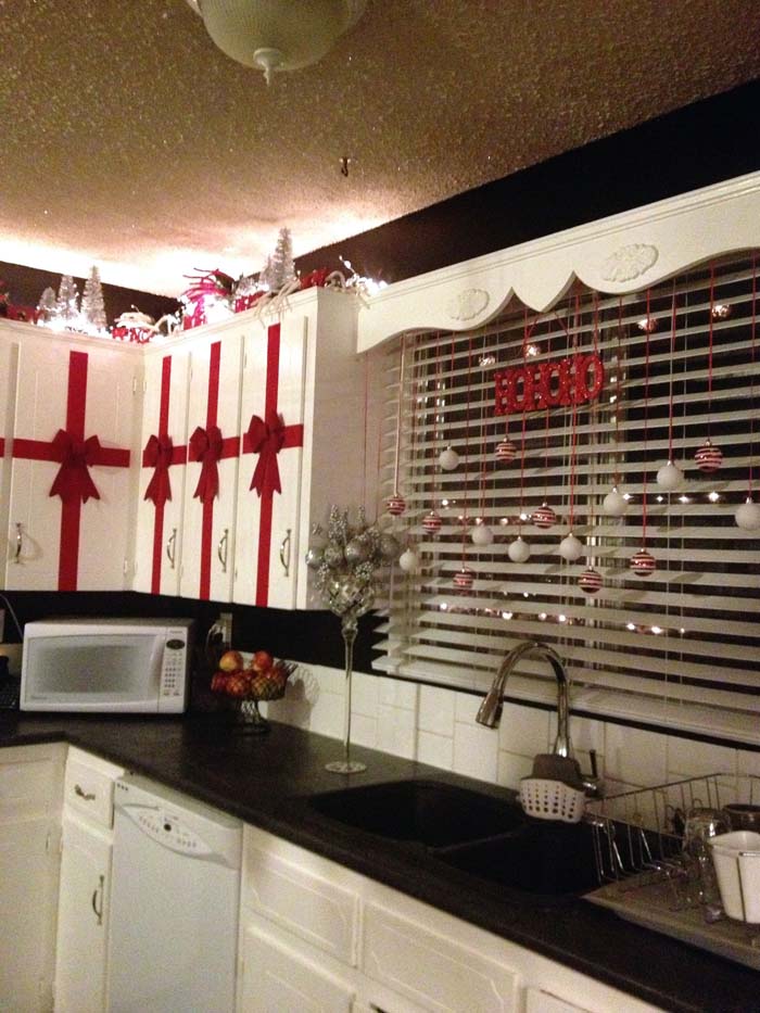 Christmas Bow Kitchen Cabinets #Christmas #kitchen #decoration #decorhomeideas