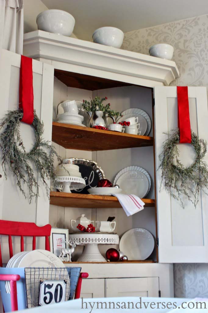 Christmas Corner Cupboard #Christmas #kitchen #decoration #decorhomeideas
