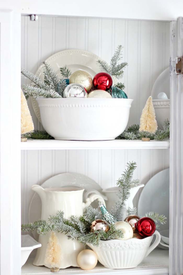 Christmas Decorated Hutch #Christmas #kitchen #decoration #decorhomeideas