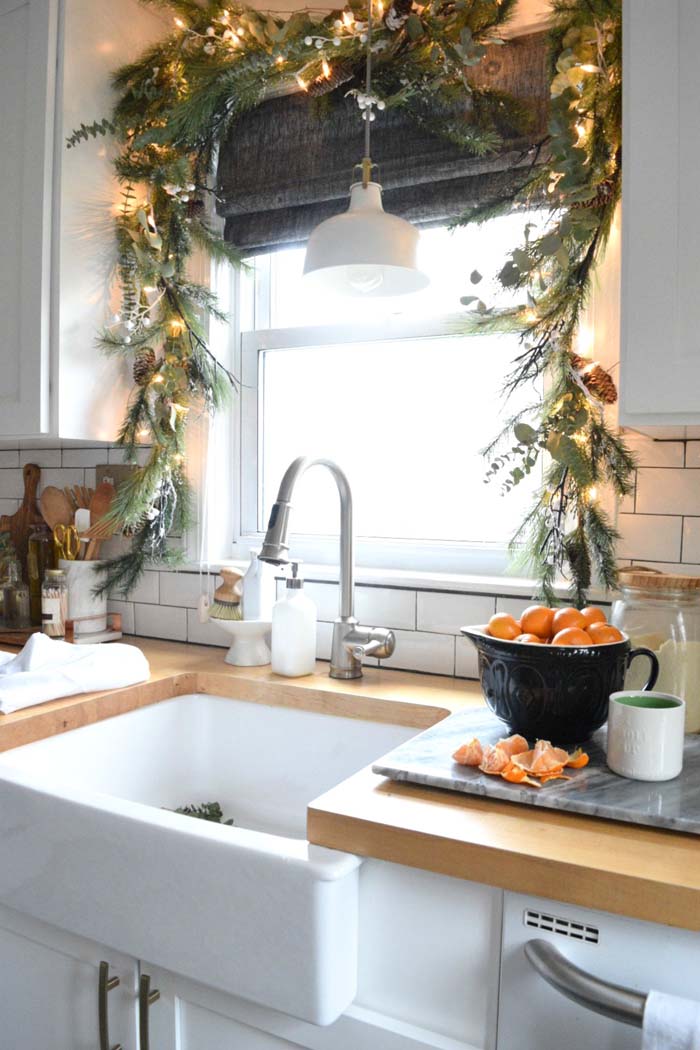 Christmas Garland for Kitchen #Christmas #kitchen #decoration #decorhomeideas