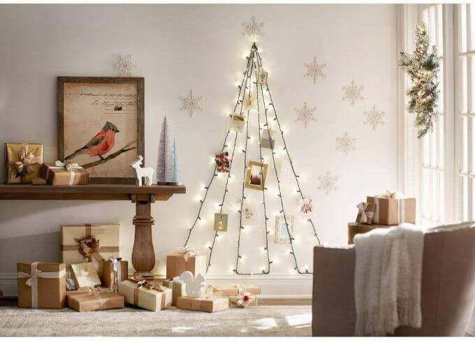 Christmas Light Tree Card Holder #Christmas #diy #lights #decorhomeideas
