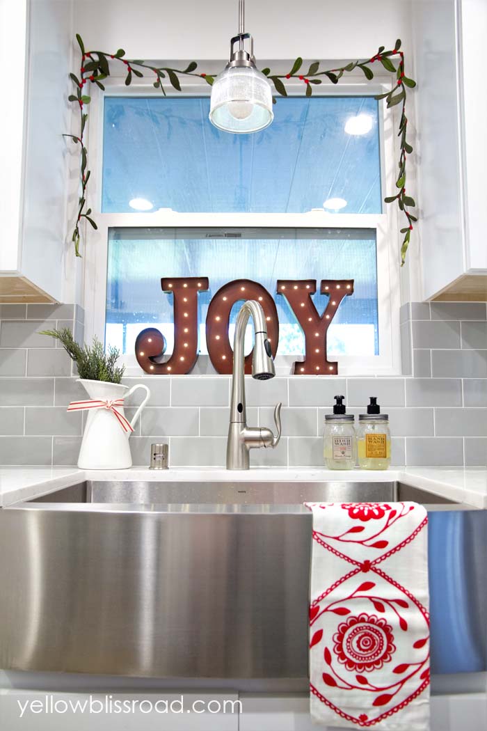 Christmas Marquee Letters Window #Christmas #kitchen #decoration #decorhomeideas