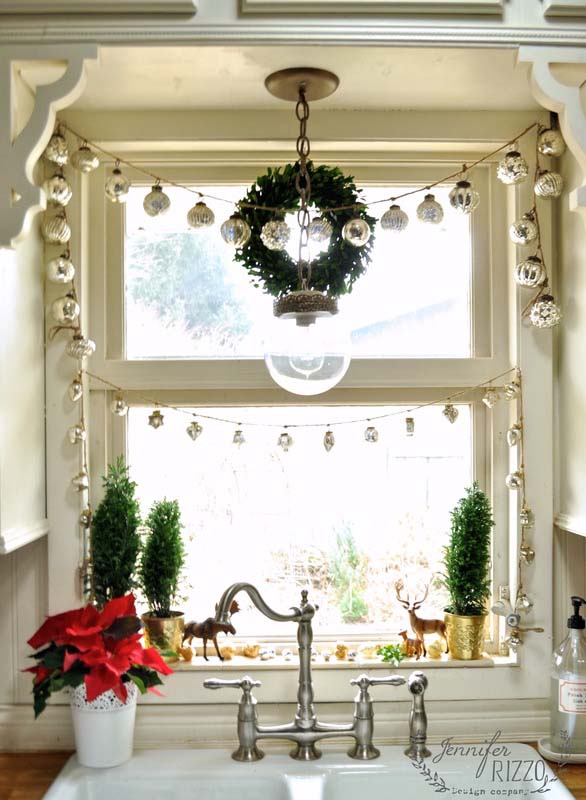 Christmas Ornament Garland for Window #Christmas #kitchen #decoration #decorhomeideas