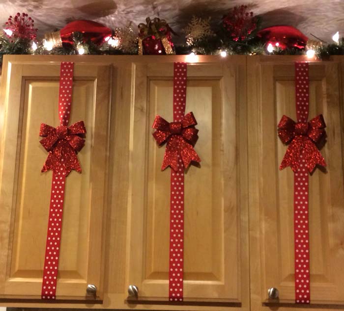 Christmas Ribbon Bow Cabinets #Christmas #kitchen #decoration #decorhomeideas