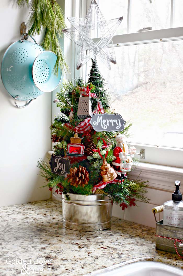 Christmas Themed Tree #Christmas #kitchen #decoration #decorhomeideas