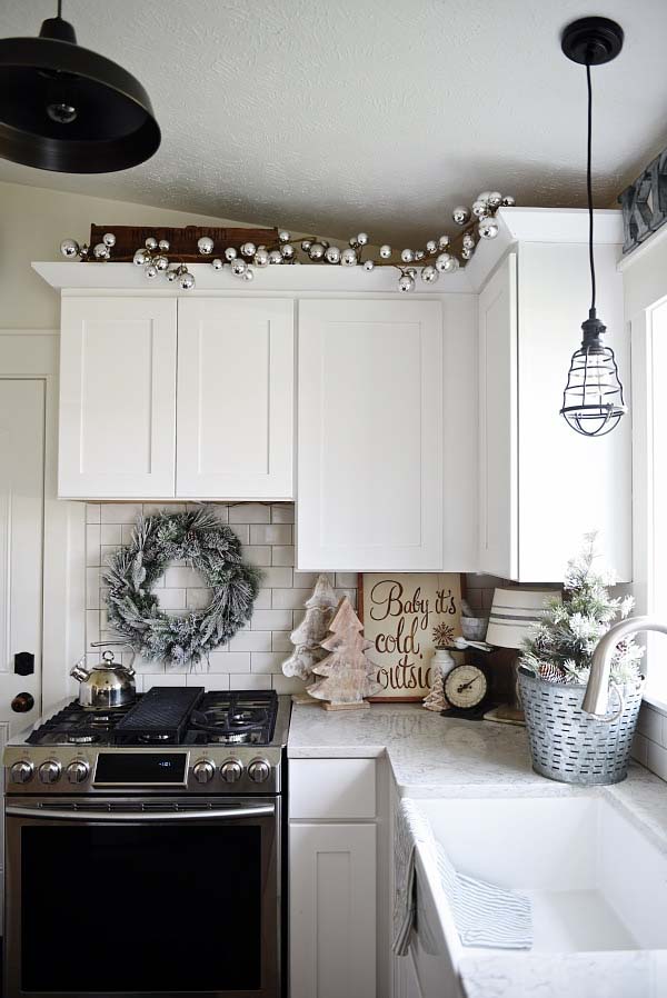 Cozy Christmas Cottage Kitchen #Christmas #kitchen #decoration #decorhomeideas