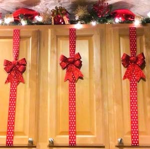 Decorate Your Cabinets with Ribbon and Bows #Christmas #decor #hacks #diy #decorhomeideas