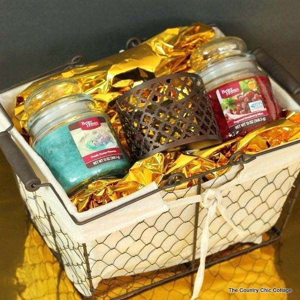 DIY Candle Gift Basket #Christmas #diy #basket #gift #decorhomeideas
