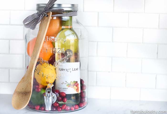 DIY Gift Idea Sangria for Friends #Christmas #diy #basket #gift #decorhomeideas