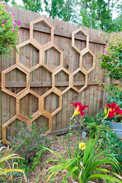 DIY Honeycomb Garden Trellis #garden #trellis #diy #decorhomeideas