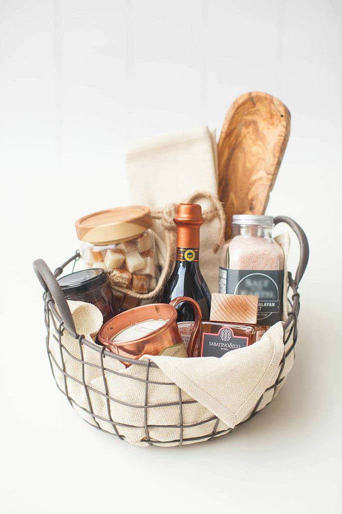 Entertainer Gift Basket #Christmas #diy #basket #gift #decorhomeideas