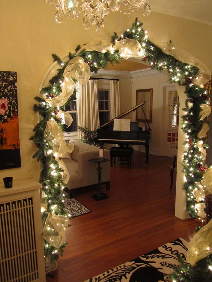 Entryway Lighted Burlap Garland #Christmas #diy #lights #decorhomeideas