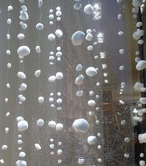 Falling Snow Cotton Balls #Christmas #decor #hacks #diy #decorhomeideas
