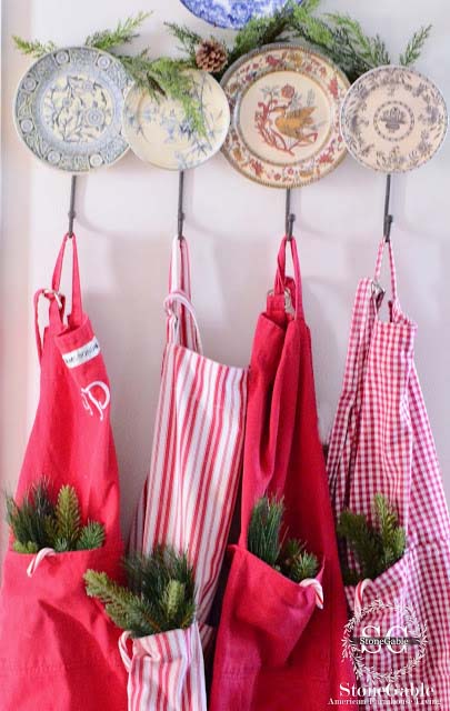 Farmhouse Christmas Aprons #Christmas #kitchen #decoration #decorhomeideas